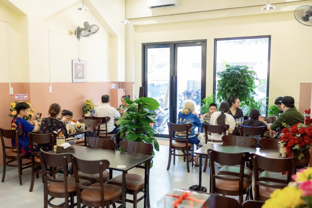 Quán cơm gia đình ở Quy Nhơn phù hợp cho bữa trưa và bữa tối